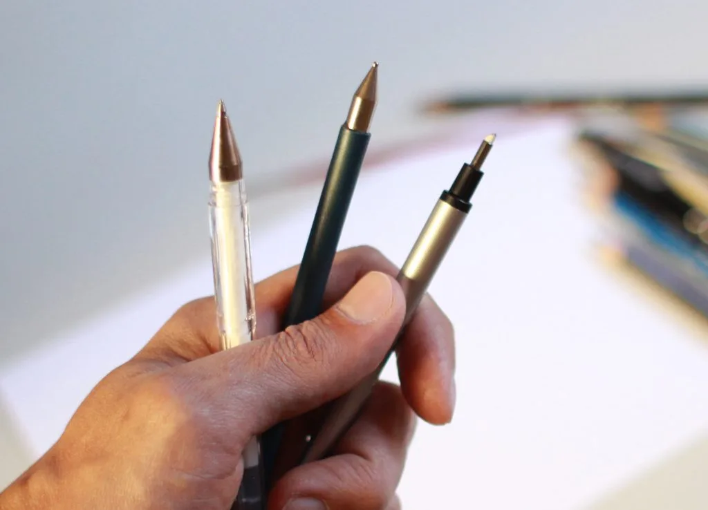 Materiais para desenho realista dispostos na mesa de trabalho